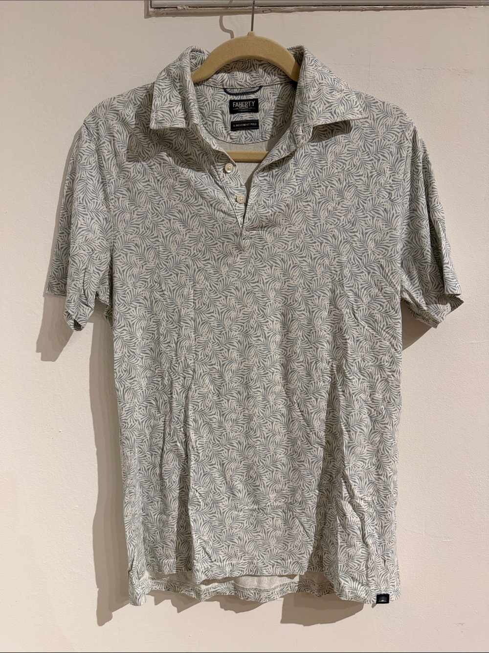 Faherty Movement Polo Light Blue Palm-Print with Subtle Green Pattern, Size S